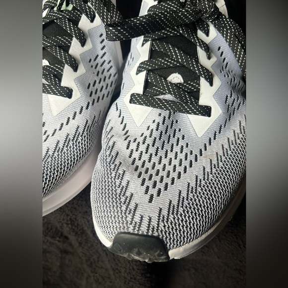 Women's WMNS Zoom Winflo 6 Running Shoe, White Noble Red Black Iced Lilac - Picture 3 of 9